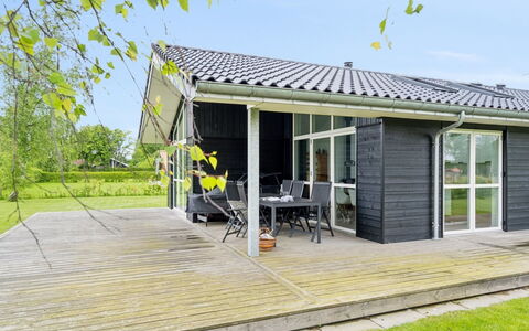 Hæryst - 300M from the Sea: Tetto, Casa, Casa, Villetta, Porta, Raccordo, Deck, Portico, Plank, Latifoglie