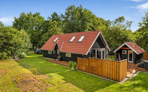Diderik - 30Km from the Sea: Tetto, Casa, Casa, Villetta, Porta, Raccordo, Deck, Portico, Plank, Latifoglie