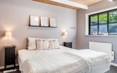 Berner - 30Km from the Sea: Letto, Bedding, Camera Da Letto, Interior Design, Mobilia, Lenzuolo, Parete, Soffitto, Legna, Biancheria