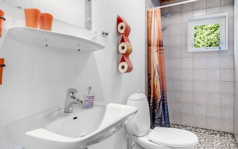 Berner - 30Km from the Sea: Idraulico Fixture, Interior Design, Bagno, Pavimentazione, Toilet Seat, Gabinetto, Lavello, Pavimento, Lavandino Del Bagno, Idraulico