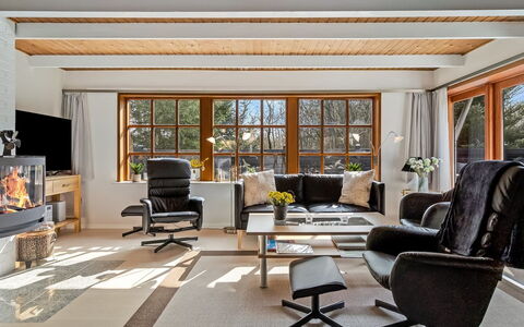 Berner - 30Km from the Sea: Mobilia, Interior Design, Pavimentazione, Legna, Pavimento, Divano, Soggiorno, Soffitto, Sedia, Casa