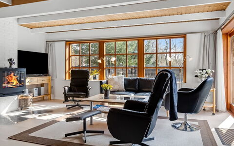 Berner - 30Km from the Sea: Mobilia, Interior Design, Pavimentazione, Pavimento, Sedia, Legna, Soggiorno, Divano, Camera, Casa