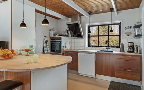 Berner - 30Km from the Sea: Mobilia, Controsoffitto, Cucina, Interior Design, Pavimentazione, Cabinetry, Lampada, Elettrodomestico Da Cucina, Legna, Soffitto