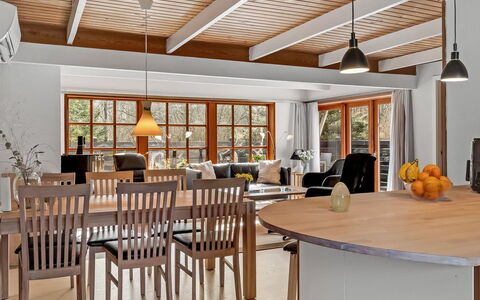 Berner - 30Km from the Sea: Mobilia, Interior Design, Pavimentazione, Sedia, Pavimento, Legna, Tavolo, Soffitto, Lampada, Sala Da Pranzo