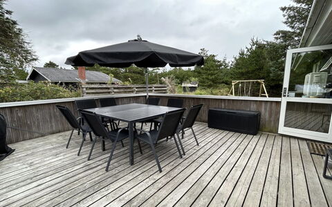 Pietari - 600M from the Sea: Tetto, Casa, Casa, Villetta, Porta, Raccordo, Deck, Portico, Plank, Latifoglie