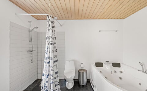 Trena - 1.2Km to the Fjord: Pavimentazione, Idraulico Fixture, Interior Design, Pavimento, Legna, Soffitto, Bagno, Rubinetto, Idraulico, Illuminazione