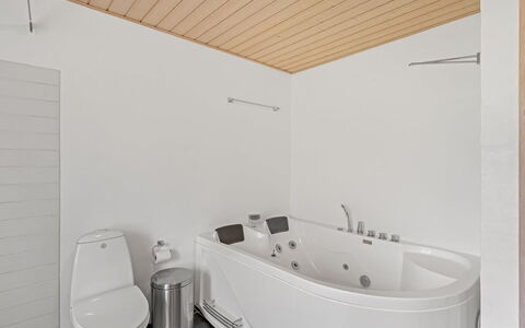 Trena - 1.2Km to the Fjord: Pavimentazione, Interior Design, Parete, Idraulico Fixture, Pavimento, Soffitto, Legna, Bagno, Vasca Da Bagno, Illuminazione