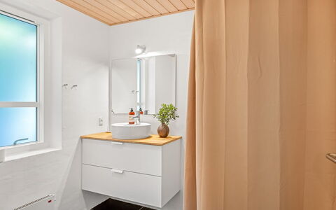 Trena - 1.2Km to the Fjord: Parete, Idraulico Fixture, Interior Design, Pavimentazione, Legna, Pavimento, Idraulico, Bagno, Tenda, Lavello