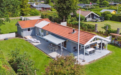 Salvina - 300M from the Sea: Tetto, Casa, Casa, Villetta, Porta, Raccordo, Deck, Portico, Plank, Latifoglie