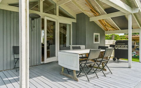 Salvina - 300M from the Sea: Tetto, Casa, Casa, Villetta, Porta, Raccordo, Deck, Portico, Plank, Latifoglie