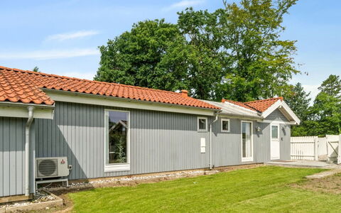 Salvina - 300M from the Sea: Tetto, Casa, Casa, Villetta, Porta, Raccordo, Deck, Portico, Plank, Latifoglie