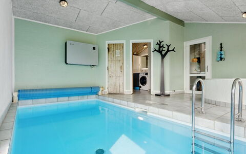 Svenn - 300M from the Sea: Tetto, Casa, Casa, Villetta, Raccordo, Estate, Driveway, Edifici Giardino, Cortile, Capannone
