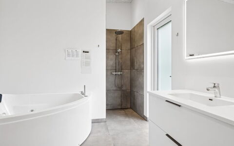 Gertraude - 800M from the Sea: Pavimentazione, Parete, Idraulico Fixture, Bagno, Pavimento, Interior Design, Soffitto, Idraulico, Rubinetto, Vasca Da Bagno