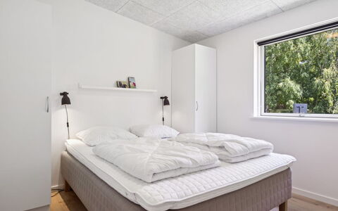 Gertraude - 800M from the Sea: Soffitto, Interior Design, Camera Da Letto, Pavimento, Camera, Pavimentazione, Letto, Telaio Del Letto, Appartamento, Bedding