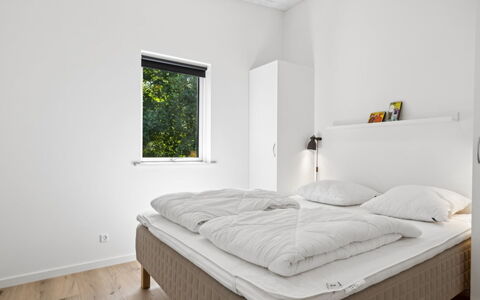 Gertraude - 800M from the Sea: Letto, Camera Da Letto, Parete, Interior Design, Bedding, Lenzuolo, Soffitto, Legna, Pavimento, Pavimentazione