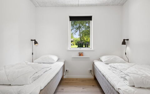 Gertraude - 800M from the Sea: Parete, Camera Da Letto, Legna, Letto, Soffitto, Bedding, Pavimento, Pavimentazione, Lenzuolo, Interior Design
