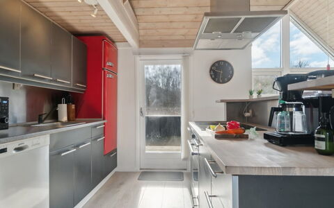 Soeren - 300M from the Sea: Cucina, Controsoffitto, Elettrodomestico Da Cucina, Legna, Apparecchio Major, Mobilia, Cabinetry, Interior Design, Soffitto, Pavimentazione