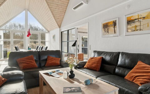 Soeren - 300M from the Sea: Divano, Interior Design, Mobilia, Soggiorno, Soffitto, Casa, Camera, Sedia, Latifoglie