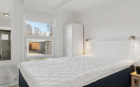 Soeren - 300M from the Sea: Camera Da Letto, Bedding, Letto, Lenzuolo, Interior Design, Pavimento, Biancheria, Pavimentazione, Soffitto, Telaio Del Letto