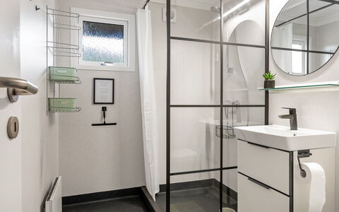 Soeren - 300M from the Sea: Interior Design, Pavimentazione, Bagno, Idraulico Fixture, Pavimento, Idraulico, Gabinetto, Soffitto, Piastrella, Doccia Porta