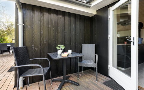 Soeren - 300M from the Sea: Legna, Casa, Portico, Deck, Latifoglie, Tetto, Color Legno, Pavimento In Legno, Eco Hotel