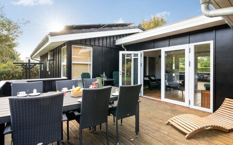 Soeren - 300M from the Sea: Legna, Casa, Portico, Deck, Latifoglie, Tetto, Color Legno, Pavimento In Legno, Eco Hotel