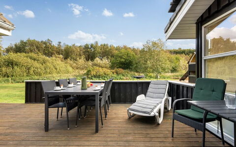 Soeren - 300M from the Sea: Legna, Casa, Portico, Deck, Latifoglie, Tetto, Color Legno, Pavimento In Legno, Eco Hotel