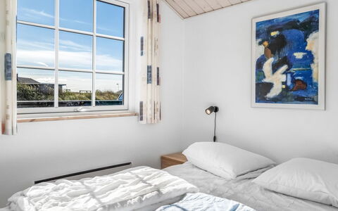 Winona - 600M from the Sea: Casa, Camera Da Letto, Finestra A Ghigliottina, Illuminazione Diurna, Bedding, Letto, Dipingere, Lenzuolo