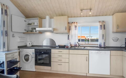 Winona - 600M from the Sea: Legna, Pavimentazione, Pavimento, Mobilia, Interior Design, Soffitto, Cucina, Casa, Controsoffitto, Lavello