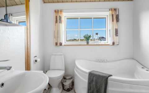 Winona - 600M from the Sea: Idraulico Fixture, Soffitto, Pavimento, Idraulico, Bagno, Villetta, Rubinetto, Vasca Da Bagno, Finestra A Ghigliottina, Lavello