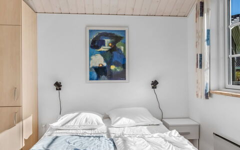 Winona - 600M from the Sea: Parete, Camera Da Letto, Interior Design, Legna, Letto, Soffitto, Lenzuolo, Pavimento, Mobilia, Camera