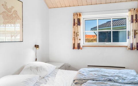 Winona - 600M from the Sea: Legna, Casa, Camera Da Letto, Porta, Villetta, Soffitto, Letto, Illuminazione Diurna, Finestra A Ghigliottina, Bedding