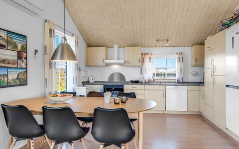Winona - 600M from the Sea: Legna, Interior Design, Soffitto, Cucina & Sala Da Pranzo Tavolo, Casa, Mobilia, Sedia, Soggiorno, Sala Da Pranzo, Pavimento In Legno