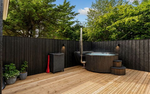 Ani - 700M from the Sea: Legna, Pavimentazione, Pavimento In Legno, Deck, Latifoglie, Color Legno, Backyard, Plank, Giardino, Vasca Da Bagno
