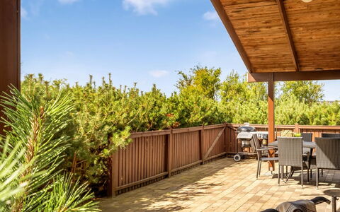 Yngve - 3.5Km from the Sea: Blu, Arbusto, Villetta, Groundcover, Giardino, Estate, Shade, Landscaping, Agriturismo, Eco Hotel