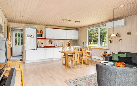 Gisella - 900M from the Sea: Legna, Soffitto, Casa, Mobilia, Pavimento, Villetta, Camera, Latifoglie, Color Legno, Soggiorno