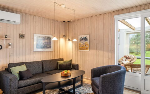 Gisella - 900M from the Sea: Pavimentazione, Interior Design, Legna, Pavimento, Mobilia, Soffitto, Casa, Camera, Soggiorno, Illuminazione