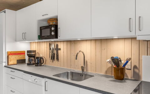 Gisella - 900M from the Sea: Cucina, Controsoffitto, Legna, Pavimentazione, Elettrodomestico Da Cucina, Interior Design, Cabinetry, Lavello, Apparecchio Major, Pavimento