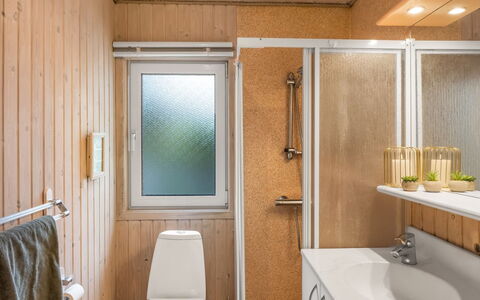 Gisella - 900M from the Sea: Legna, Idraulico Fixture, Pavimentazione, Pavimento, Interior Design, Bagno, Idraulico, Gabinetto, Lavello, Toilet Seat