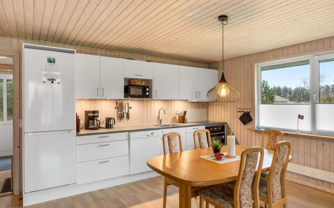 Gisella - 900M from the Sea: Mobilia, Legna, Cucina, Pavimentazione, Interior Design, Controsoffitto, Soffitto, Pavimento, Pavimento In Legno, Elettrodomestico Da Cucina