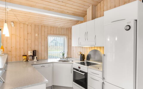 Dagmar - 500M from the Sea: Legna, Cucina, Elettrodomestico Da Cucina, Controsoffitto, Interior Design, Casa, Pavimentazione, Soffitto, Apparecchio Major, Pavimento