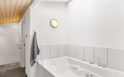 Dagmar - 500M from the Sea: Interior Design, Parete, Pavimentazione, Soffitto, Idraulico Fixture, Pavimento, Bagno, Illuminazione, Vasca Da Bagno, Idraulico
