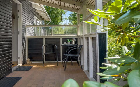 France - 5Km from the Sea: Legna, Portico, Architettura, Mobilia, Casa, Shade, Porta, Materiale Composito, Deck, Sedia