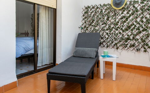 Happy House: Pavimento, Mobilia, Pavimentazione, Interior Design, Camera, Camera Da Letto, Biancheria, Color Legno, Letto, Pianta Della Casa