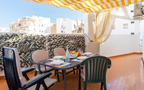 Happy House: Mobilia, Pavimento, Interior Design, Sedia, Appartamento, Mobili Da Esterno, Balcone, Tenda, Ricorrere, Shade