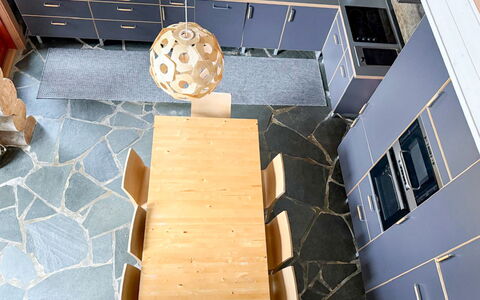 Naava: Legna, Pavimentazione, Mobilia, Interior Design, Pavimento, Illuminazione, Sedia, Cucina, Piastrella, Controsoffitto