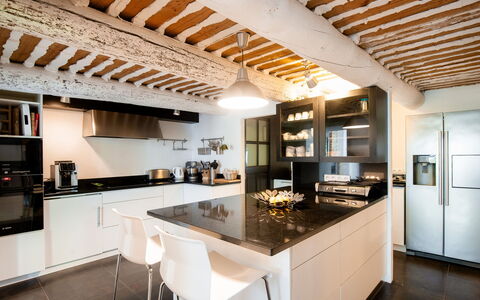 Villa Montagne: Controsoffitto, Cabinetry, Proprietà, Cucina, Cucina Stufa, Elettrodomestico Da Cucina, Legna, Interior Design, Illuminazione, Cappa Di Aspirazione