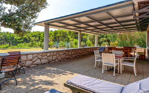 Dundo House: Shade, Mobilia, Sedia, Mobili Da Esterno, Ricorrere, Giardino, Struttura Esterna, Eco Hotel, Estate, Terrazza