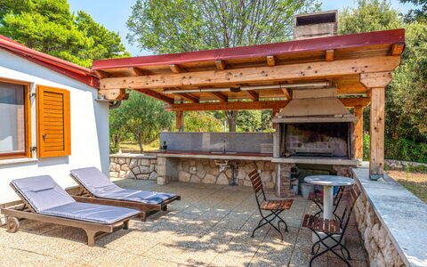 Dundo House: Legna, Mobilia, Mobili Da Esterno, Color Legno, Sedia, Shade, Tavolo Esterno, Struttura Esterna, Giardino, Terrazza