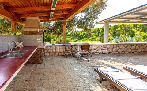 Dundo House: Pavimentazione, Mobilia, Pavimento, Shade, Mobili Da Esterno, Ricorrere, Sedia, Color Legno, Giardino, Piscina